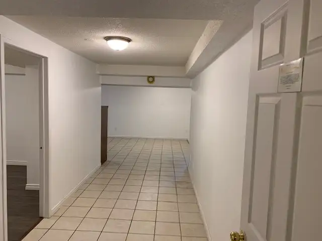 Spacious 2 bedroom Basement apartment  in mississauga - Photo 2