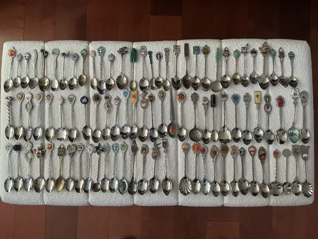 Lot de 90 cuillères de collection de plusieurs pays et provinces