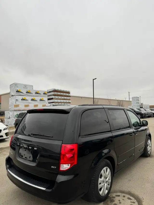 2015 Dodge Grand Caravan SXT : Low Mileage, No Reported Accident - Photo 6