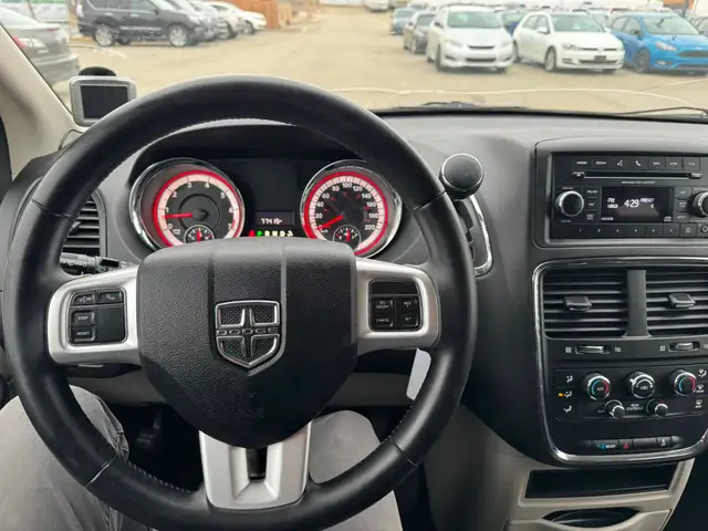 2015 Dodge Grand Caravan SXT : Low Mileage, No Reported Accident - Photo 12