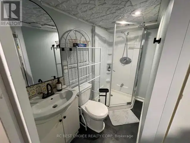 1 bedroom 1 bathroom basement apartment for rent - Photo 10
