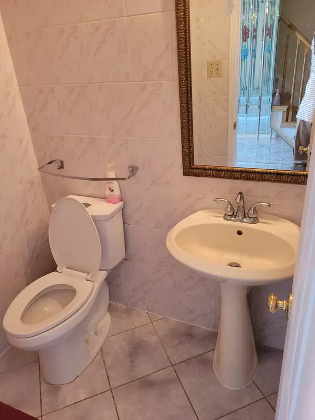 BIG ROOMS FOR RENT SCARBOROUGH FEMALE ONLY - Photo 4