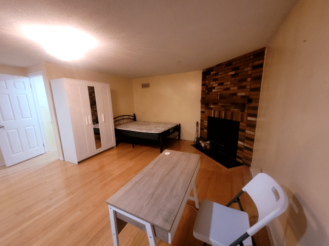 BIG ROOMS FOR RENT SCARBOROUGH FEMALE ONLY - Photo 11