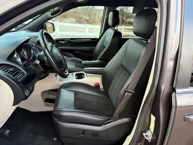 2018 Dodge Grand Caravan CVP/SXT DVD! Leather! Power Sliding... - Photo 11