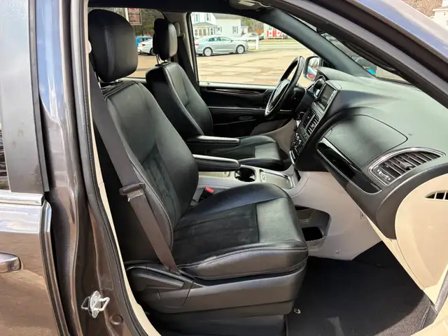 2018 Dodge Grand Caravan CVP/SXT DVD! Leather! Power Sliding... - Photo 16