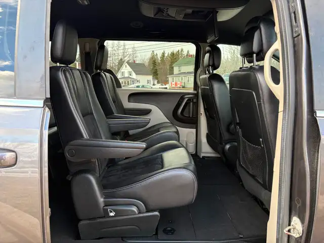 2018 Dodge Grand Caravan CVP/SXT DVD! Leather! Power Sliding... - Photo 17