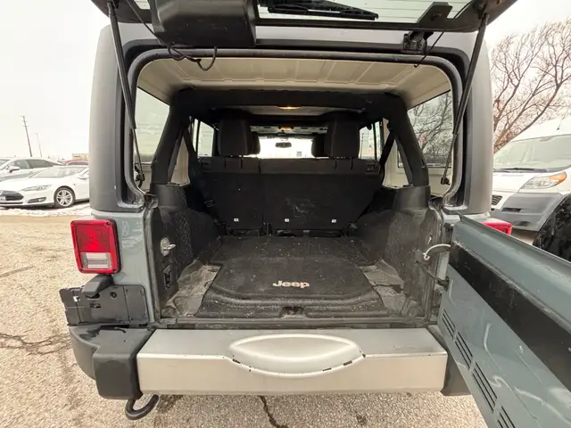 2015 Jeep WRANGLER UNLIMITED 4WD 4dr Sahara - Photo 22