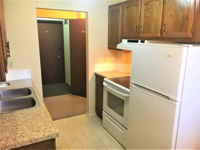 Large furnished room in Brentwood house near transit,/shopping 1 - Photo 9