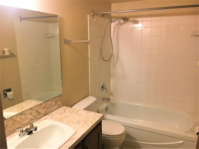 Large furnished room in Brentwood house near transit,/shopping 1 - Photo 11