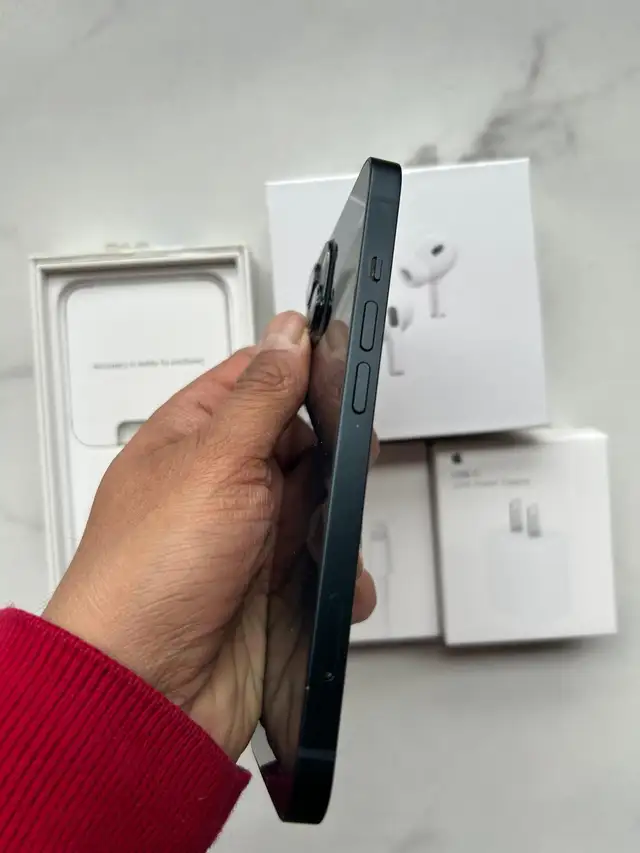 iPhone 13 128gb 70% battery Airpods/Fast Charger/Delivery - Photo 2
