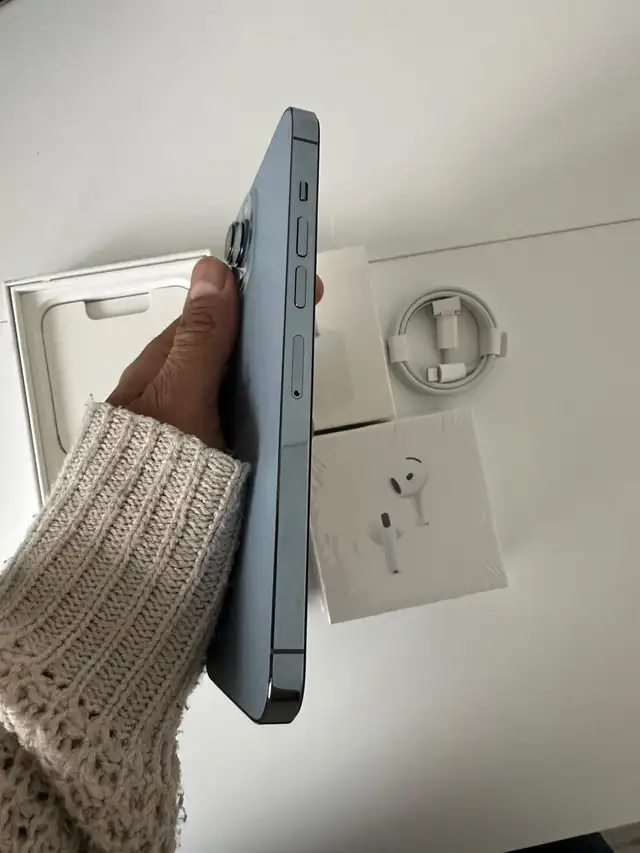 iPhone 13 Pro Max 256GB AirPods & Fast Charger - Photo 3