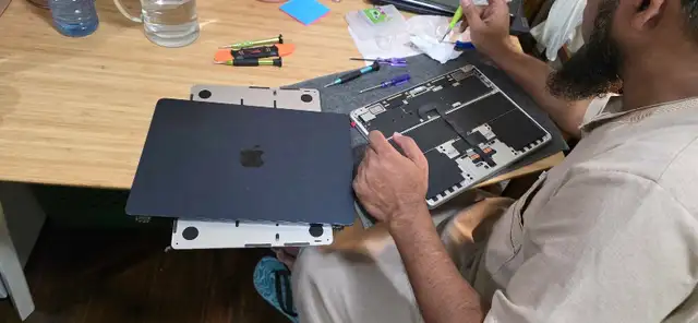 Macbook's screen and battery replacement - Photo 2