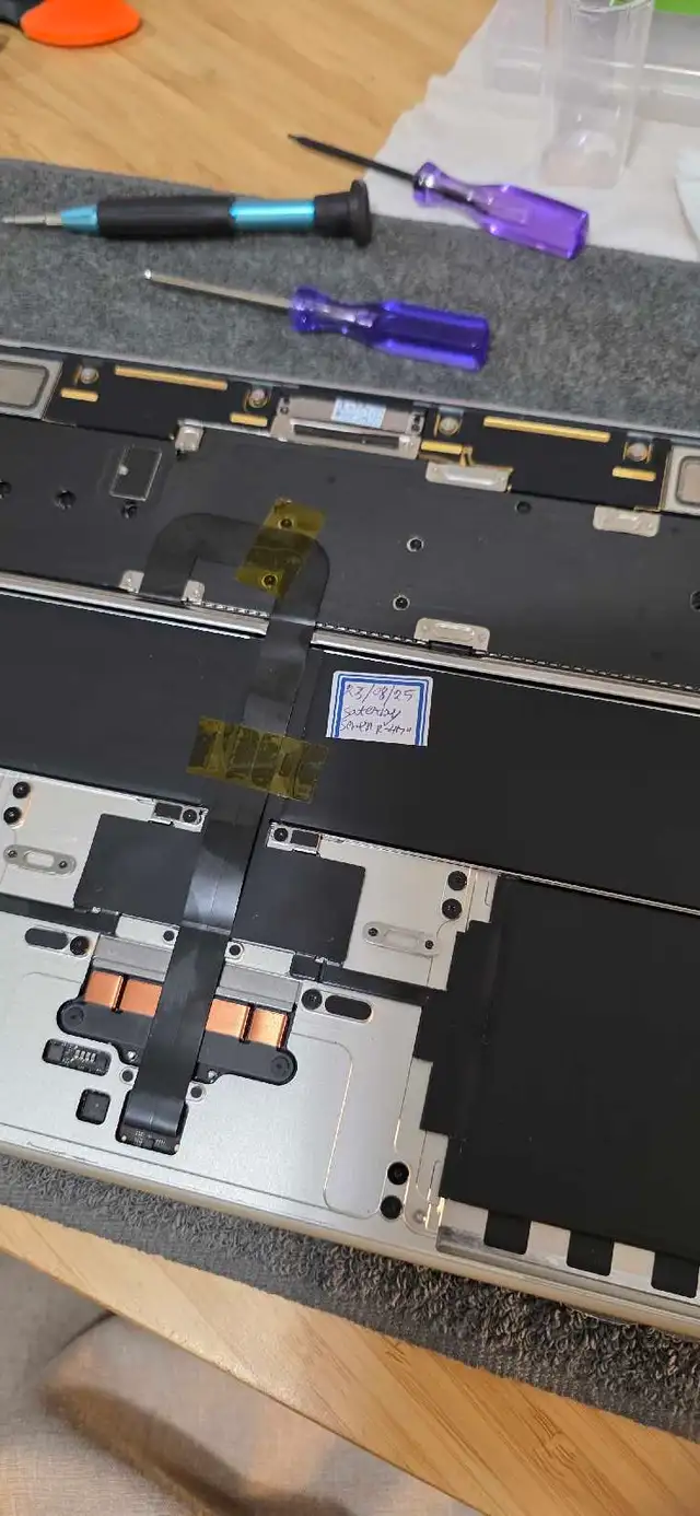 Macbook's screen and battery replacement - Photo 3