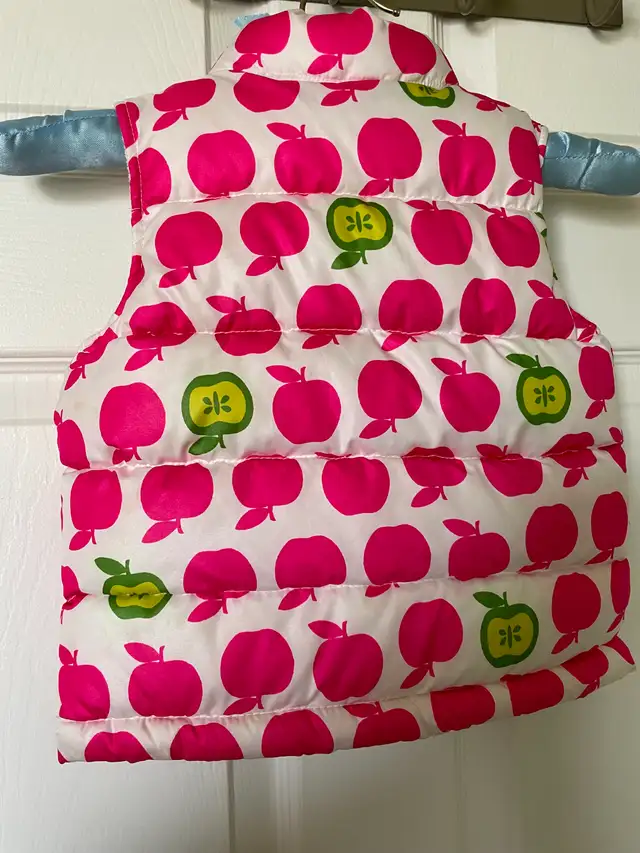OLD NAVY little girl’s cute apple puffer vest - Photo 2