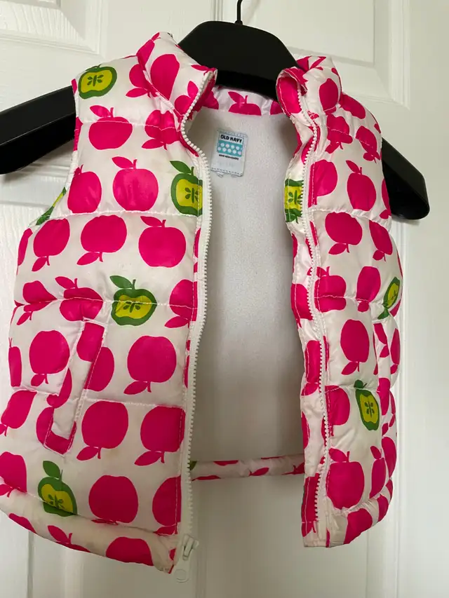 OLD NAVY little girl’s cute apple puffer vest - Photo 3