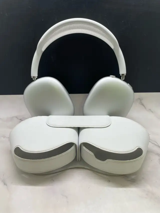 Apple AirPods Max Lightning With Case