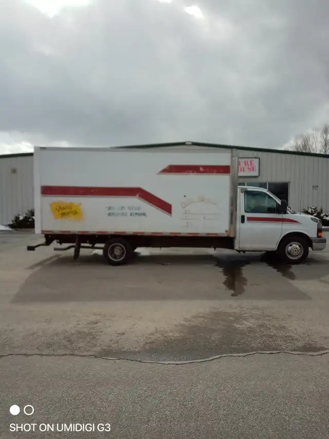 2009 GMC 3500 6l Cube Van - Photo 4