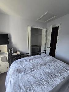 Bedroom For Rent /Chambre À Louer (Available Now/All Inclusive)