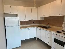 Spacious Apt w Balcony – Secure Building w Elevator - Smoke Free - Photo 4