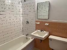 Spacious Apt w Balcony – Secure Building w Elevator - Smoke Free - Photo 8