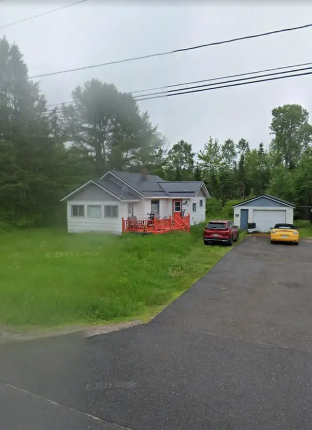 House with 2 acres (not haunted) - Photo 2
