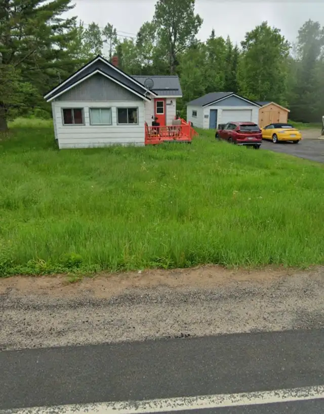 House with 2 acres (not haunted) - Photo 4