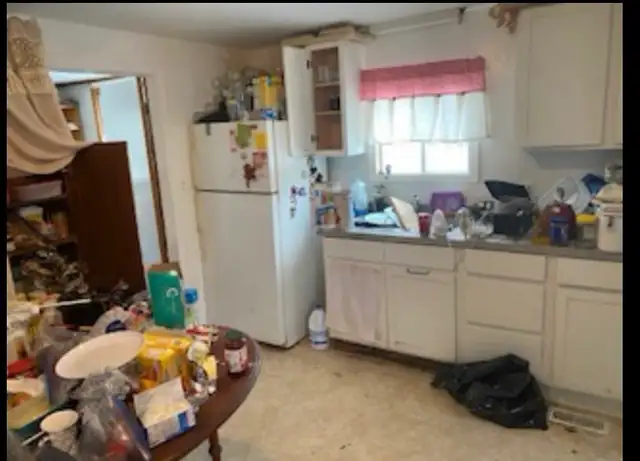 House with 2 acres (not haunted) - Photo 6