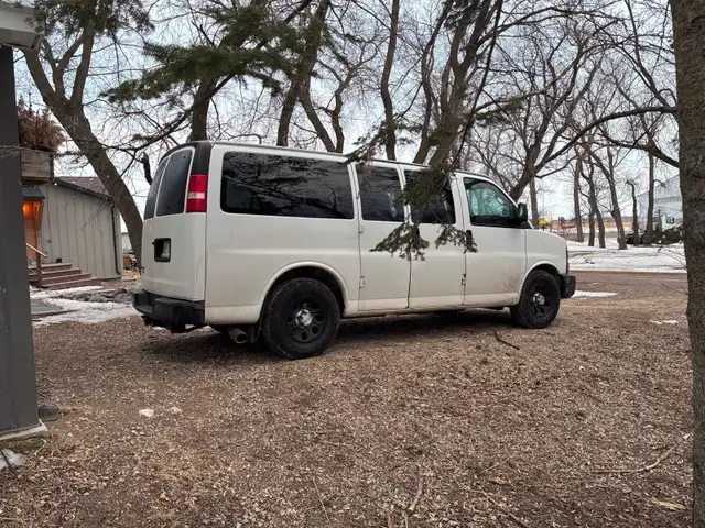 2014 Chevrolet Express Passenger AWD - Photo 2