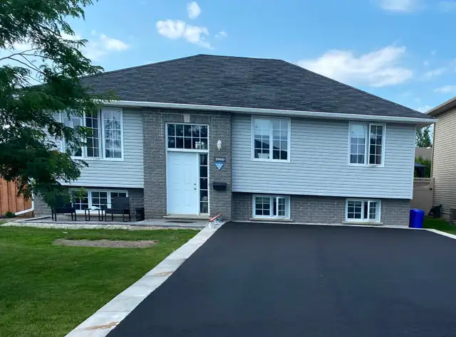 FURNISHED FEMALE STUDENT ROOM RENTAL ALL INCLUSIVE $975 SUDBURY - Photo 3