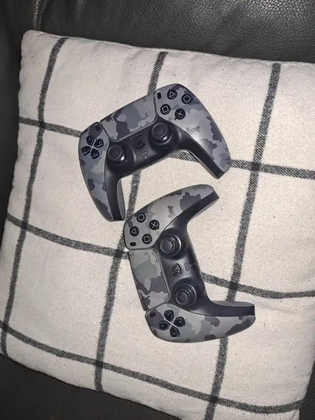 2 Manettes PS5 couleur armée 100$ Négociable