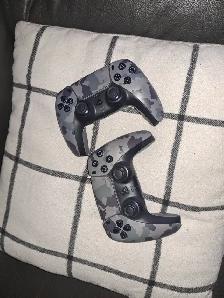 2 Manettes PS5 couleur armée 100$ Négociable