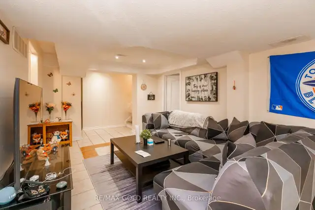 BEAUTIFUL WALKOUT BASEMENT - BRAMPTON - AVAILABLE IMMEDIATELY - Photo 3