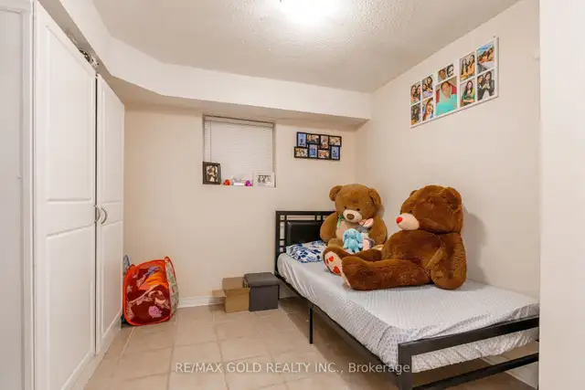 BEAUTIFUL WALKOUT BASEMENT - BRAMPTON - AVAILABLE IMMEDIATELY - Photo 4