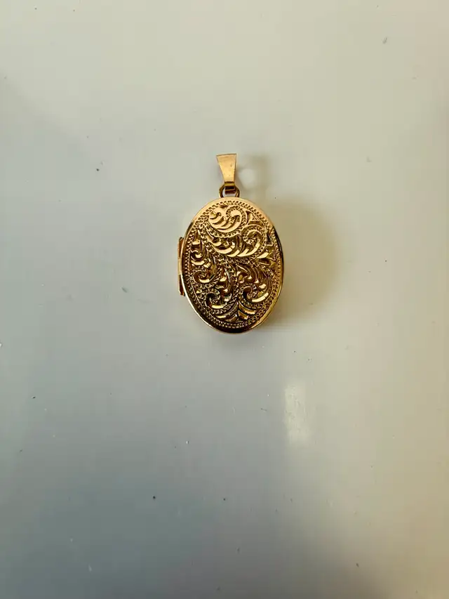 Women's 10K Gold  Locket Pendant~Opens