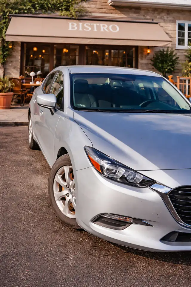 Mazda3, 2017 , bas KM, jamais accidentée, 1 seul propriétaire - Photo 2