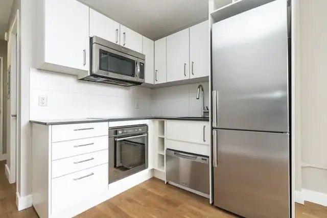 Renovated Bachelor, Queen and Bathurst - ID 3147 - Photo 2