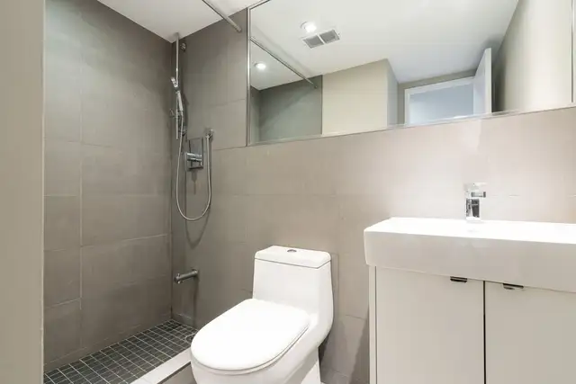 Renovated Bachelor, Queen and Bathurst - ID 3147 - Photo 6