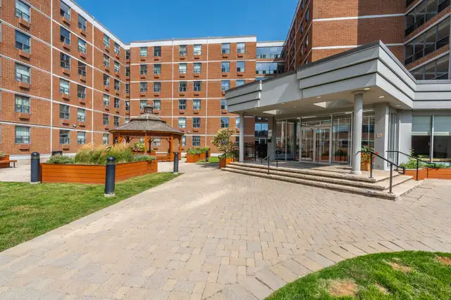 Renovated Bachelor, Queen and Bathurst - ID 3147 - Photo 15