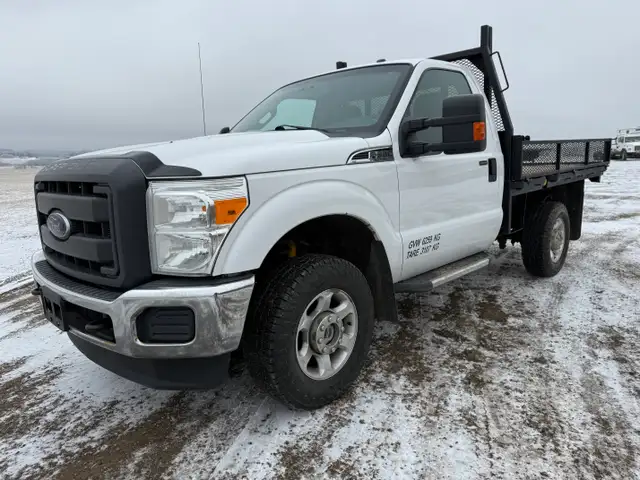 2016 Ford Super Duty F-350 SRW 4X4 - 8 foot deck - Very nice con