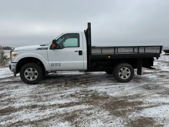 2016 Ford Super Duty F-350 SRW 4X4 - 8 foot deck - Very nice con - Photo 2
