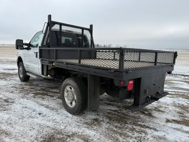 2016 Ford Super Duty F-350 SRW 4X4 - 8 foot deck - Very nice con - Photo 3
