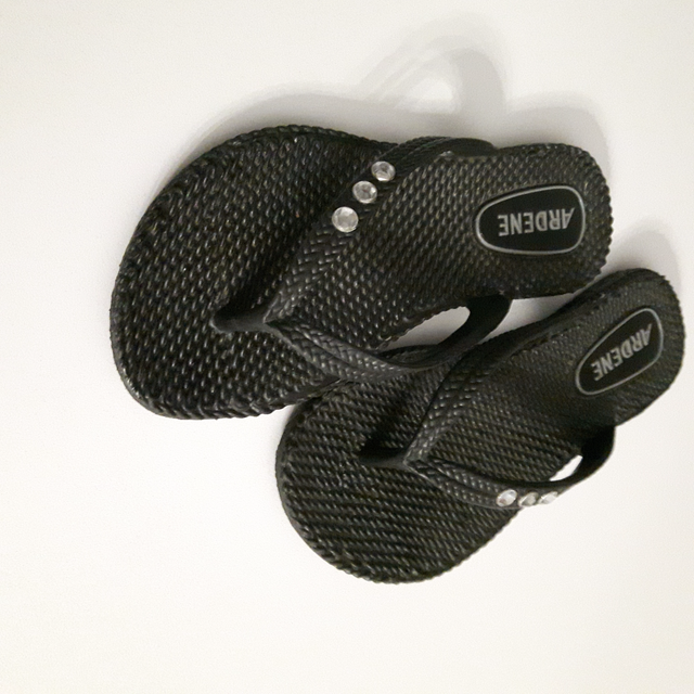 SANDALE NEUVE ARDÈNE NOIRE 3 DÉCOS GOLD CHAQUE GR 6 FEM $10.00 - Photo 3