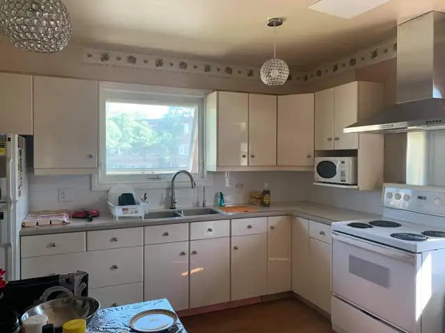 Bedroom for Rent (across Westmount Mall) - Utilities Included - Photo 4
