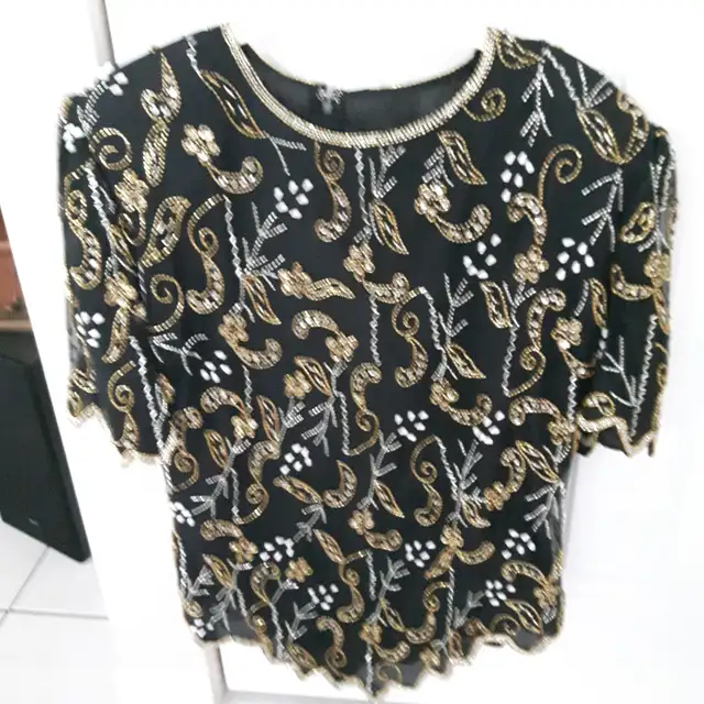 BEAU CHANDAIL NEUF TISSU NOIR ARGENT GR PETIT FEMME: $10.00