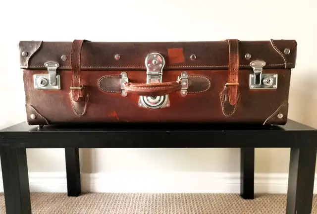 Vintage cowhide suitcase - Photo 2