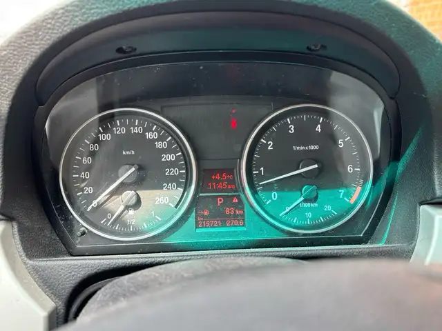 BMW 323i - Photo 3