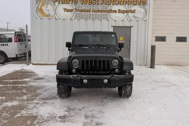 2017 Jeep Wrangler Unlimited 4WD - No Reported Accidents - Photo 2