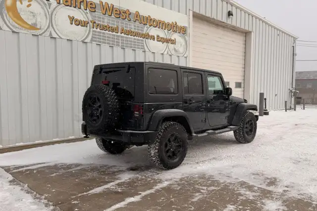 2017 Jeep Wrangler Unlimited 4WD - No Reported Accidents - Photo 5