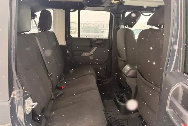 2017 Jeep Wrangler Unlimited 4WD - No Reported Accidents - Photo 14