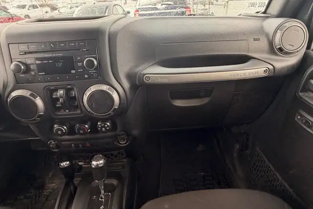 2017 Jeep Wrangler Unlimited 4WD - No Reported Accidents - Photo 18
